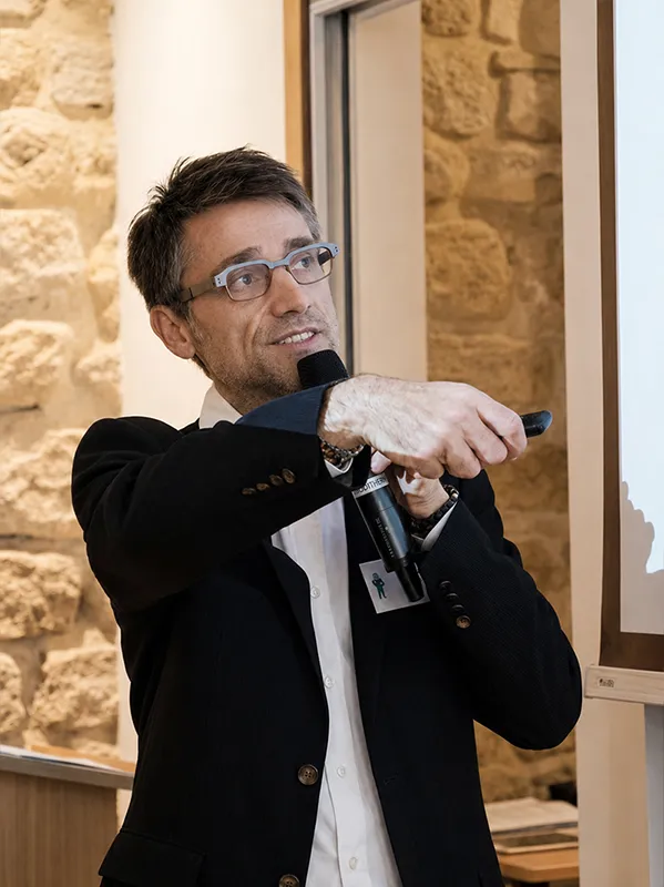 Intervenant sur scène en conférence